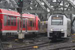 Am 02.08.2016 begegnen sich ein Lint 81 des Varionetzes und ein Desiro ML der Mittelrhienbahn in der Ostausfahrt des Kölner Hauptbahnhofs.