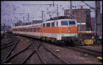 111182 fährt hier mit der S 11 nach Bergisch Gladbach am 26.4.1990 um 14.13 Uhr in den HBF Köln ein.