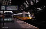 Airport Express 403001 als Flug LH 1004 nach Düsseldorf wartet am 26.4.1990 um 14.46 Uhr am Bahnsteig im Hauptbahnhof Köln auf die Weiterfahrt.