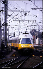 Lufthansa Flug LH 1004 nach Düsseldorf! -   Airport Express 403001 fährt am 26.4.1990 um 14.46 Uhr als solcher in Köln Hauptbahnhof ein.