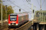 Ein Nachschuss von der RB 25 von Köln-Hansaring nach Overath und fuhr eine Eisenbahnbrücke hoch in Köln-Messe-Deutz.