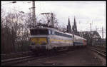 Die belgische SNCB 1805 erreicht hier am 25.3.1993 um 14.41 Uhr mit dem D aus Oostende den Bahnhof Köln Deutz.