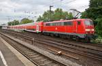 111 119 schiebt am Morgen des 28.05.2019 den RE1 (RE10171)  Nordrhein-Westfalen-Express  von Aachen Hauptbahnhof nach Düsseldorf Hauptbahnhof in Köln Messe/Deutz.