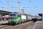 Selten verirrt sich auch mal ein Güterzug nach Deutz und Köln Hauptbahnhof. So kam heute 183 212 mit einem Schiebewandwagen Zug durch Köln Deutz gen Köln Hbf gefahren.

Köln 23.03.2022