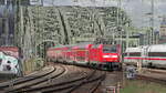 DB 146 005 zieht ihren RE9 von Aachen kommend nach Siegen über die Hohenzollernbrücke und erreicht soeben den Bahnhof Köln Messe/Deutz.