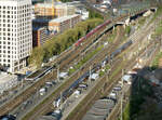 National-Express und DB Regio unterwegs beim Bahnhof Köln Messe/Deutz. Das Foto wurde von der Aussichtsplattform 'Triangle' aufgenommen. Köln, 18.4.2024