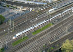 Wie eine Modelleisenbahn: Ein ICE durchfährt den Bahnhof Köln Messe/Deutz auf der Fahrt nach Köln Hbf. Das Foto wurde von der Aussichtsplattform 'Triangle' aufgenommen. Köln, 18.4.2024