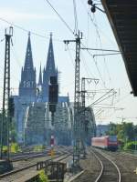 Ein Bild mit der Hohenzollernbrcke, dem Dom und natrlich einem Zug.

Eine E-Lok der BR 143 fhrt hier am 21.08.2013 in Kln Messe/Deutz ein.