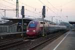 Nachdem Thalys 4386 am Abend des 13.03.2014 im Bahnhof Köln-Deutz einige Zeit warten mußte, schiebt er sich jetzt durch die Ausfahrtssignale in Richtung Köln Hbf, wo er zur Fahrt nach