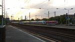 Abendstimmung über Köln: Ein Intercity nahe der Hohenzollernbrücke, aufgenommen vom Bahnhof Messe-Deutz am 03.06.2015