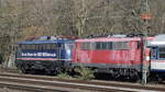 NationalExpress' Erstazloks 110 469-4 (Bügelfalte) und 111 056-8 stehen am 31.03.2021 abgestellt in Köln-West mit n-Wagen.