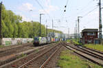 BLS Cargo 475 420-6 fährt am 02.05.2022 mit einem KV-Zug von der linken Rheinseite kommend durch Köln Süd gen Norden.
