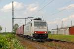 Crossrail 185 581-6 Ewals Cargo Care mit einem Containerzug am 23.04.2014 in Köln Porz Wahn.