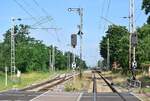 Blick vom Bahnübergang aus auf die Ausfahrvorsignale in Richtung Biederitz sowie die Ausfahrsignale in Richtung Güterglück. 

Königsborn 19.07.2023