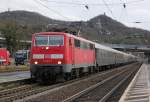 DB 111 127-7 mit Fl�chtlingsonderzug in K�nigswinter, Februar 2016.
