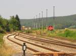 Ein Teil der Gleisanlagen am 15.08.2012 in Knitz (Thr). Im Hintergrund rangiert die DB 261 022-8.