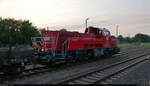 Mit leeren Flachwagen im Gepäck kommt 261 016-0 (Voith Gravita 10 BB) im Bahnhof Könnern zurück aus dem Werk der Westfälischen Drahtindustrie GmbH (WDI) in Rothenburg (Saale).