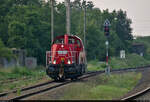 261 016-0 (Voith Gravita 10 BB) hat sich von den leeren Flachwagen aus Rothenburg (Saale) gelöst und rangiert nun im Bahnhof Könnern mit Rangiersignal Ra 12 bzw.