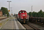 Nachschuss auf 261 016-0 (Voith Gravita 10 BB), die im Bahnhof Könnern auf Gleis 3 die leeren Flachwagen (rechts) aus Rothenburg (Saale) umfährt.