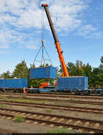 Rübenverkehr in Könnern  Ein Autokran hebt die mit Zuckerrüben gefüllten Container von den Tragwagen und setzt sie auf LKW um, die dann die letzten drei Kilometer bis zur