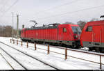 Wenige Minuten nachdem entschieden wurde, dass der RE30 nach Magdeburg Hbf wegen einer Oberleitungsstörung bereits in Köthen wendet, kam der Verkehr wieder ins Rollen. Den Anfang macht ein gemischter Gz mit 187 106-0 und der kalten 152 085-7 (Siemens ES64F), der wenige Minuten zuvor auf dem Ausweichgleis 6 einfuhr.

🧰 DB Cargo
🚩 Bahnstrecke Magdeburg–Leipzig (KBS 340)
🕓 16.2.2021 | 10:16 Uhr