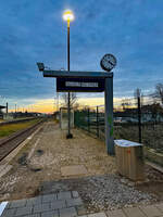 Vielen regelmäßigen Bahnreisenden werden solche Anzeigen bekannt sein. Entstanden am 03.12.2025 am äußeren Bahnsteig des Bf. Köthen.