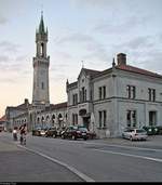 Blick am Abend auf das Empfangsgebäude des Bahnhofs Konstanz mit dem markanten Glockenturm.