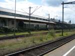 Bahnhof Konstanz, Blick in Richtung Kreuzlingen (CH). Der alte Waggon dient jetzt als Lagerplatz der Hafenhallen (biergarten).