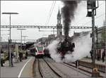 Da staunt der Seehas, daß die alte Schabracke mit ihm FLIRTet. 042 018-2 will Eindruck schinden und macht mächtig Dampf am 01. Mai 2006. Dahinter der Bahnhofs-Campanile noch ganz ohne sein Dauergerüst. Wer kennt den Turm in Italien, der mit einer kleinen aber wesentlichen Änderung Vorlage des Architekten war? 