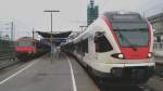 Zwei schweizer Zge in einem deutschen Bahnhof: Links der IR nach Biel, rechts der Seehas mit 526 656-4, diesmal wegen Bauarbeiten nur bis Radolfzell.