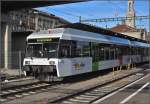 Der ganz kleine Grenzverkehr. Ca. 1,5 km hat dieser Zug vor sich, vielleicht sogar Kurzstreckenrekord in Deutschland und in der Schweiz. Er stellt einen Anschluss an die Seetalstrecke her, fährt aber nicht nach Weinfelden, sondern kehrt nach Konstanz zurück. Erst dann geht es regulär auf den weiteren Kurs nach Weinfelden. Hier die Urform des GTW 2/8. Ein GTW 2/6 mit Steuerwagen, beide im Blumenkastendesign. (Weihnachten 2009)
