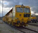 Stopfmaschine von Leonhard Weiss vor drohender Gewitterkulisse in Konstanz.