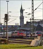 Kasten E10 wieder am Bodensee. Bei der DB sind noch 6 Kasten-E10 aktiv. Mit 115 198 ist eine davon regelmäßig mit den Gäubahn-ICs unterwegs. Beim IC Bodensee ersetzt sie oder eine der beiden Bügelfalten auf dem letzten Teilstück von Singen nach Konstanz oft noch zusätzlich den Steuerwagen. So gibt es 110er-Herrlichkeit derzeit regelmäßig auch in Konstanz. Hier ist allerdings überraschend 115 278 vor dem IC Bodensee. März 2014.