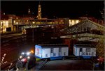 Aufladen des Zirkus Knie in Konstanz. Vor der Stadt-Silhouette wird ein interesantes Gespann auf die Güterwägen gefahren. April 2016.