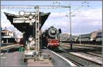 23 058 wartet in Konstanz auf die Ausfahrt Richtung Kreuzlingen. Die Fahrleitungen dienten damals den MThB-Zgen und den SBB Schnellzgen nach Schaffhausen, die in Konstanz die Richtung wechselten. (Archiv 11/79)