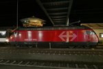 Nachts im Bahnhof Konstanz - Abgestellt ist Re 460 025-0 mit den Wagen des vorletzten IR des Tages, der von Zürich kam (06.08.2016).