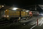 Nachts im Bahnhof Konstanz - 203.001 von LEONHARD WEISS (1203 231 6 D-EVULW) mit drei Wagen Neuschotter und mehreren Flachwagen für Altschotter auf Gleis  1 (06.08.2016).