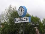 Das Bahnhofsschild mit Uhr in Korbach.