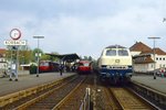 10.05.1987 - Hochbetrieb zur Abendstunde in Korbach mit 216 207 mit Eilzug nach Kassel, Schiennebus nach Marburg und Brilon Wald.