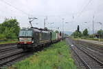 Beacon Rail 193 664 mit einem KLV Richtung Gttingen, am 22.05.2024 in Kreiensen. Vom Bahnsteig aus fotografiert.