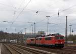 Am 07.04.2012 in Kreuztal abgestellte Loks der DB Schenker Rail: 155 112-6, 151 140-1, 155 272-8 und 185 071-8. Hinten kommt ein 3-teiliger Flirt der Abellio Rail NRW als RE 16 von Siegen.