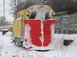 Der Kronacher Schneepflug Bauart Meinigen W (80-80-970 5 015-3) steht am 2. Januar 2011 auf Gleis 5 in Kronach abgestellt. 