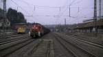 Eine BR 294 / V90 Railion durchfhrt am 07.03.2012 mit Makro und einem H-Wagenzug / Schiebewandwagen (Wiegand-bergabe) den Bahnhof Kronach ber Gleis 3.