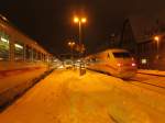 IC 2207 und ICE 2908 legen am 09. Dezember 2012 einen Halt im winterlichen Kronach ein.