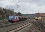 185 409-0 von Raildox zieht am 10. April 2013 einen Getreidezug durch Kronach in Richtung Lichtenfels.