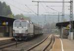 139 558 zieht am 02. Mai 2013 drei Schnellzugwagen und 193 961 durch Kronach.