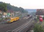 Eine Schleifmaschine von STRABAG rollt am 07. September 2013 durch den Bahnhof Kronach.