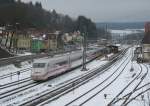 ICE 2 zur Fahrt nach München Hbf durchfährt am 28. Januar 2014 den Bahnhof Kronach.