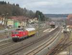 143 864-7 (MEG 606) zieht am 11. Februar 2014 einen Messwagen durch Kronach in Richtung Lichtenfels.