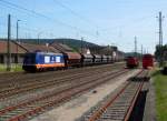 185 409-0 von Raildox zieht am 07. Juni 2014 einen Düngezug durch Kronach in Richtung Saalfeld.